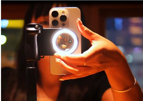 Detachable mobile hand grip with built-in light and zoom